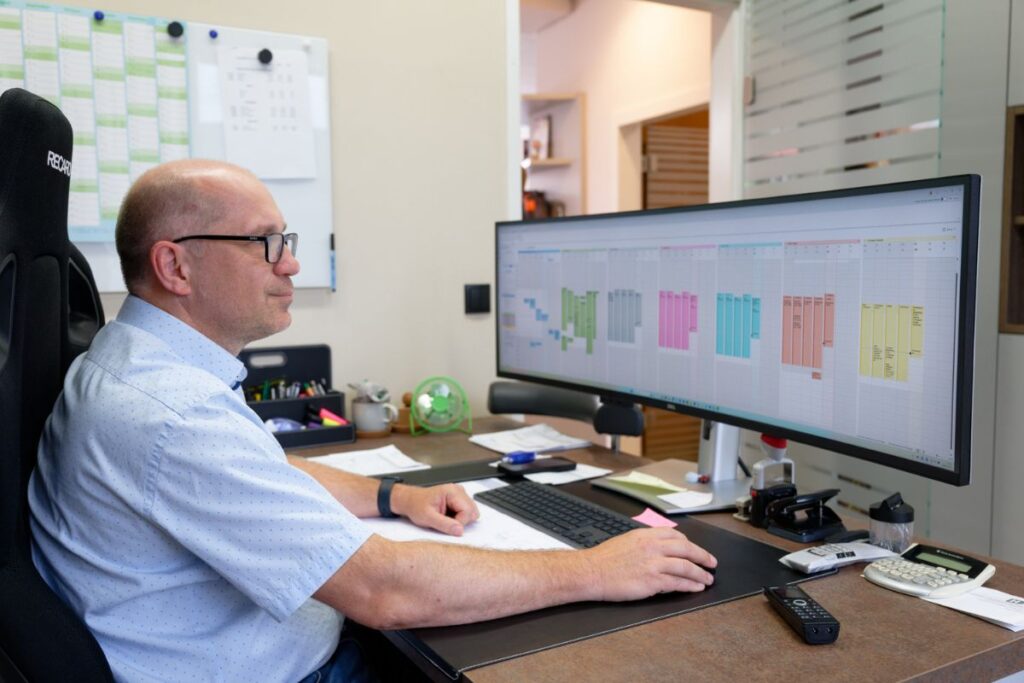 Otmar Köffel bei der Projektplanung elektrotechnischer Installationen am Arbeitsplatz in Zeltweg