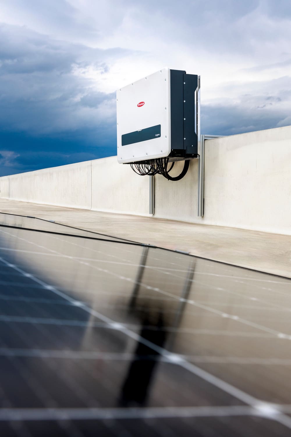 Fronius Wechselrichter an einem Photovoltaiksystem – Symbol für PV-Anlagen mit Speicherlösung