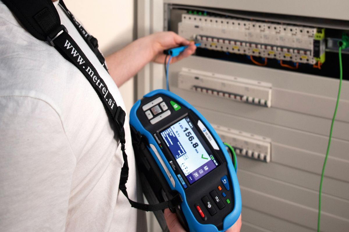 Durchführung einer E-Anlagenüberprüfung mit Messgerät – digitale Prüfdokumentation via comBUILDING
