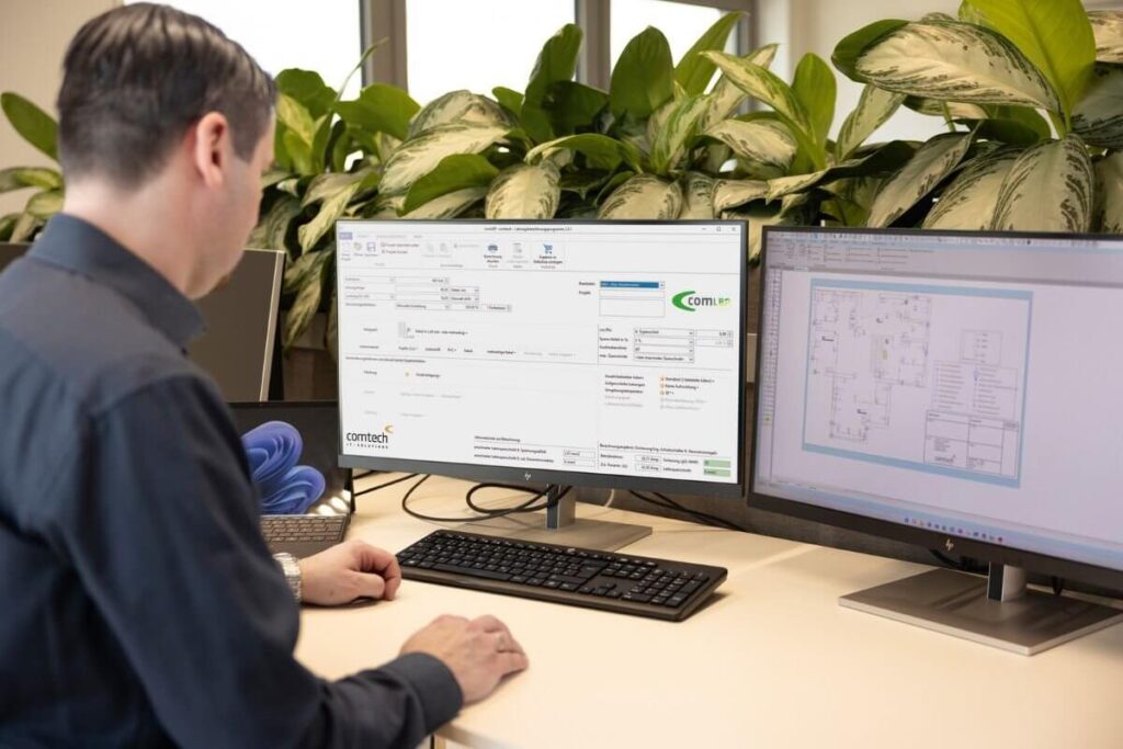 Person im Büro bei der Bearbeitung digitaler Prüfberichte auf dem Bildschirm